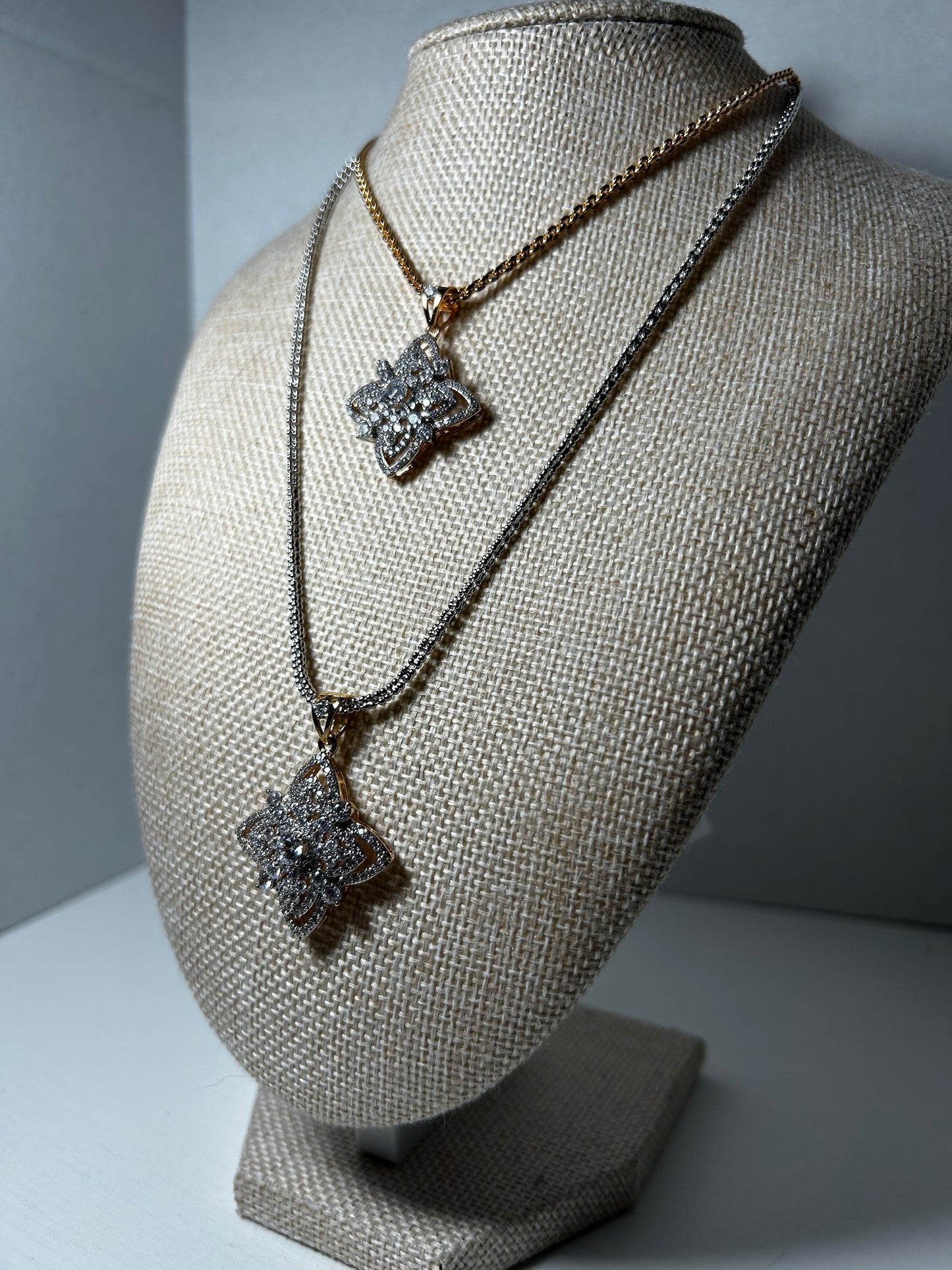Betty pendant