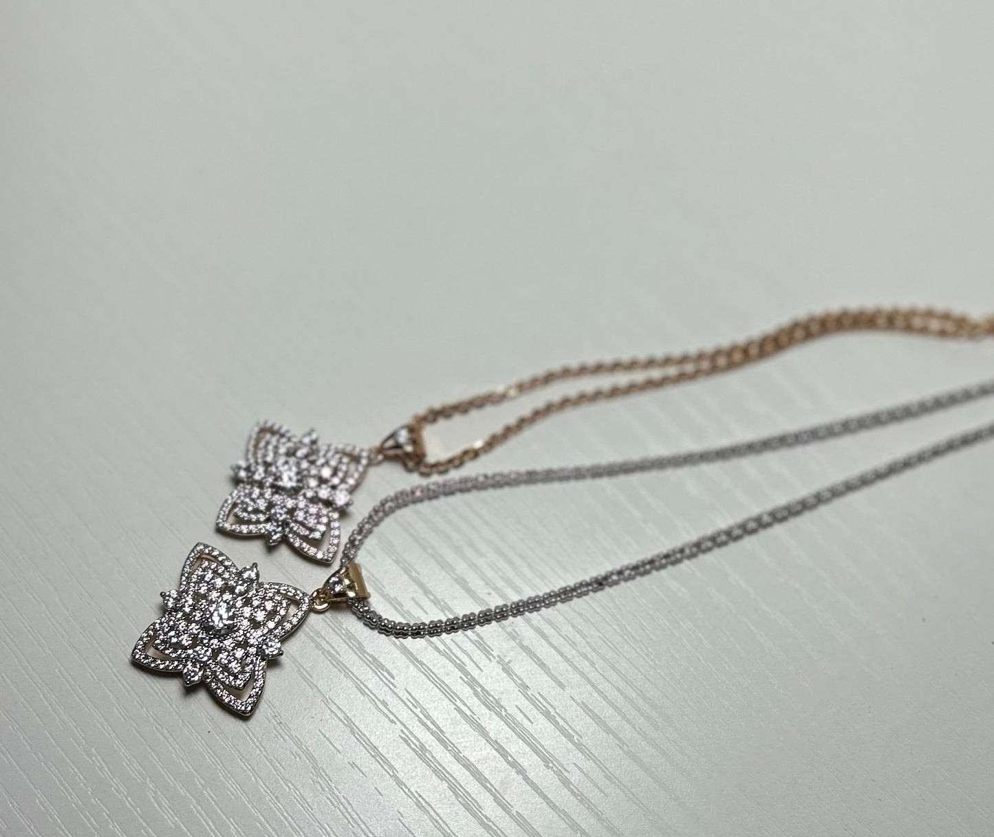 Betty pendant