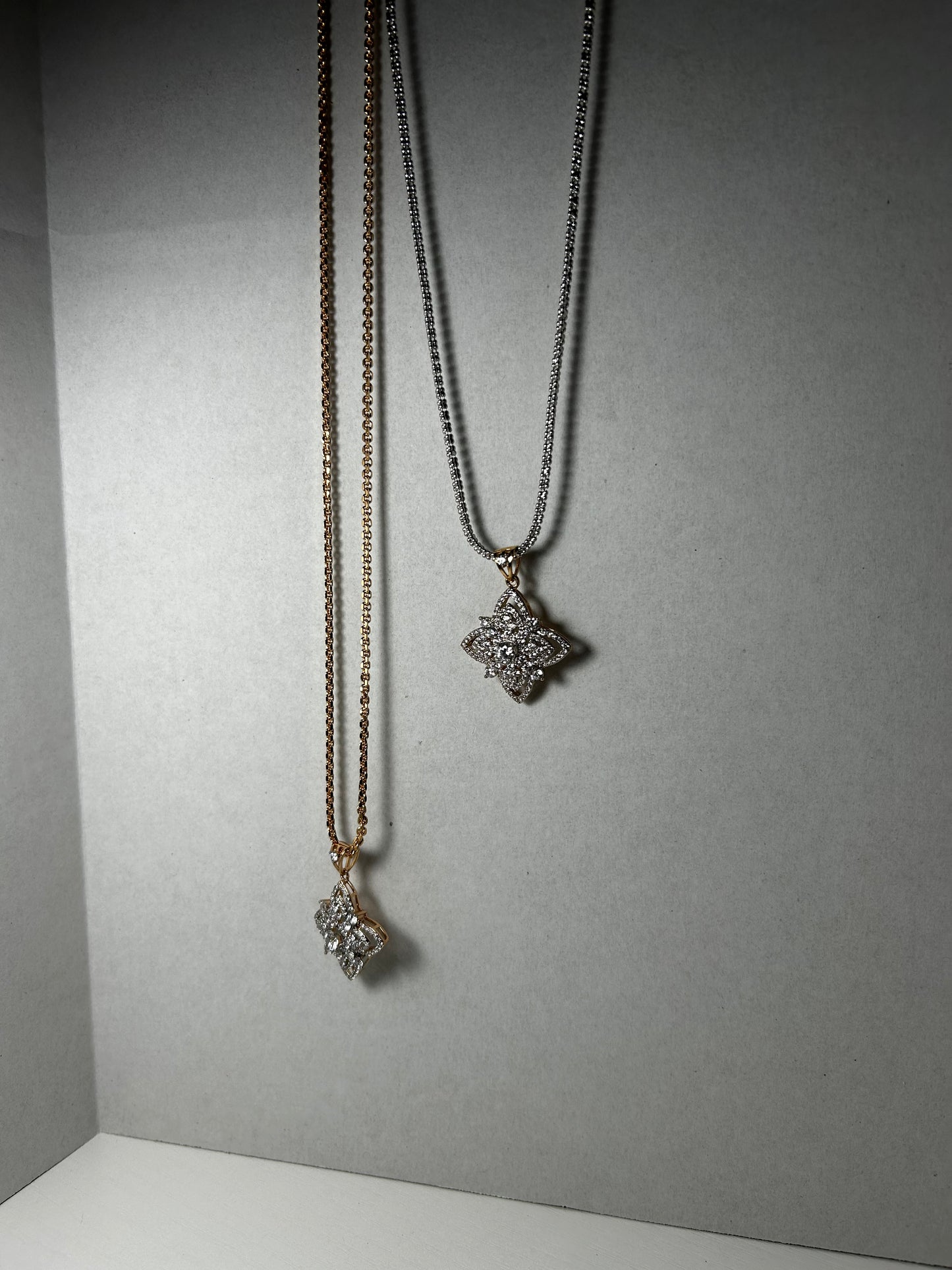 Betty pendant